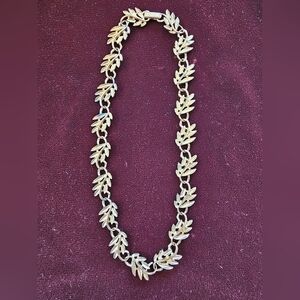 GUC Vintage Goldtone Leaf / Leaves Necklace